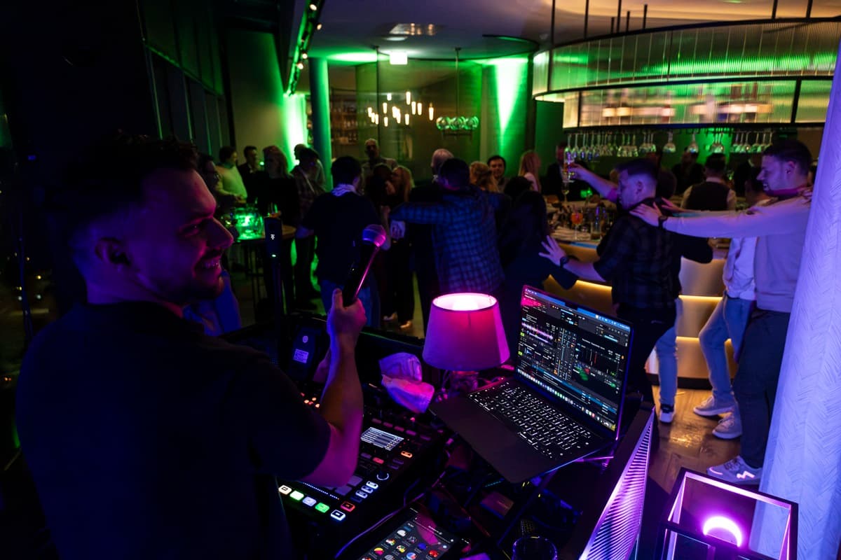 DJ setup bij partnerlocatie